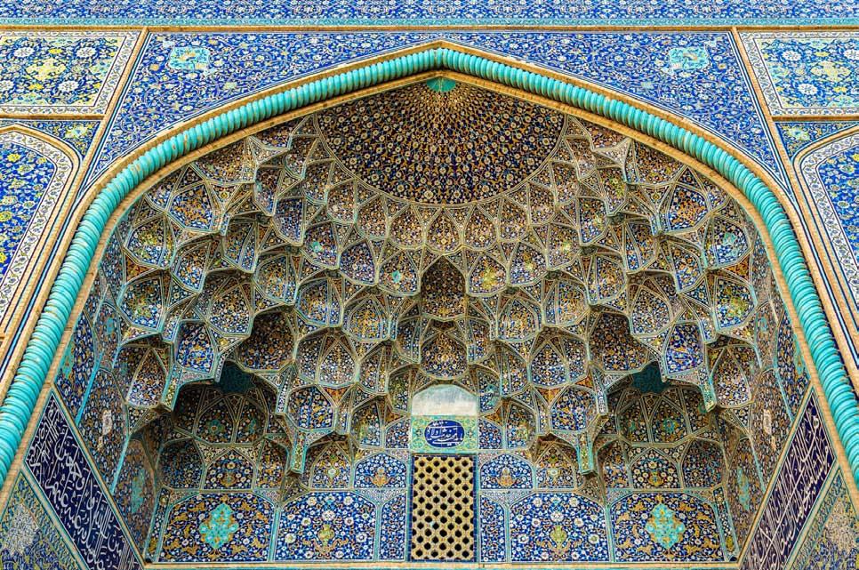 8. PÄIVÄ: SHIRAZ/RETKI PERSEPOLIIN JA NAGHSH-E-ROSTAMIIN (ti 5.11.2020) Shirazista teemme puolen päivän retken Persepolikseen, joka on yksi maailman suurimpia arkeologisia kohteita.