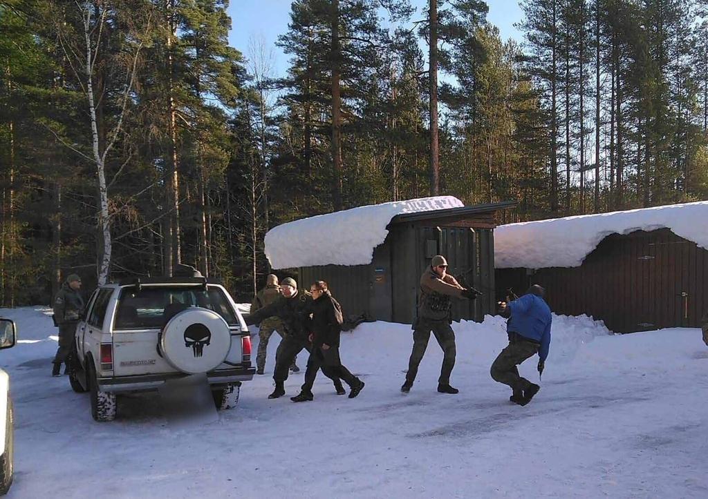 Paketti liikkeellä! Simulaattoreilla treenaaminen toi todentuntua asiakkaan noutamisen harjoitteluun.