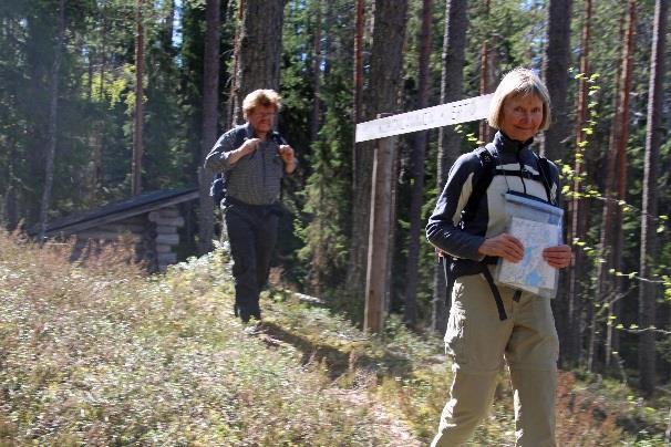 kreppinauhoja. Kukonlammen ja Tetrijärven kiertojen risteyksessä ei ole viittaa.