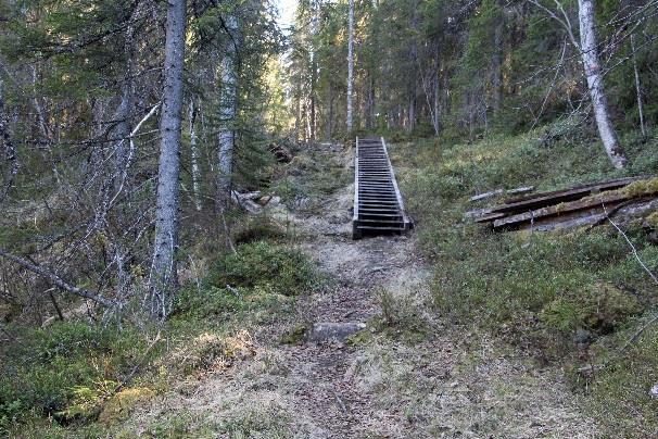 Rotkon reunalta on komeita näkymiä jylhimmillään 35m m alempana