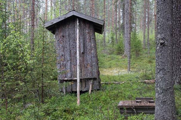 Pientä hiekkatietä pitkin ohitetaan talotie