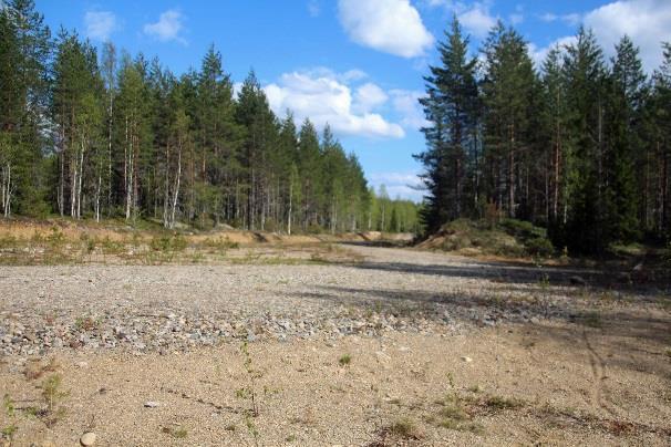 Jos menet ohi, toisen 25m päässä on hiekkakuoppa ja tulipaikka.