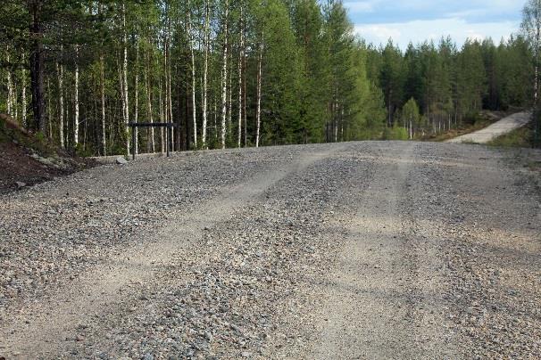 Karjalan Kierroksen viitta ja matala punamusta tolppa, suunta