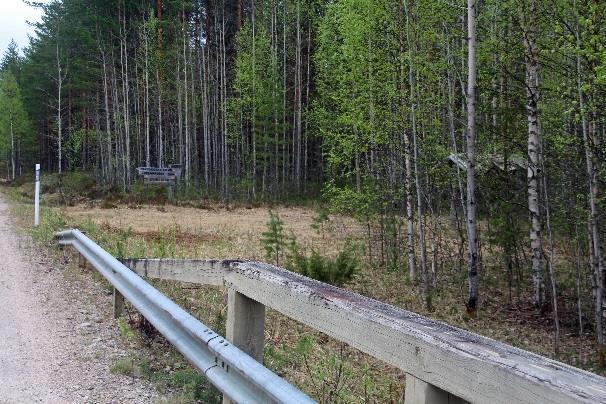 tullaan parkkipaikalle, jossa on viittoja Karhunpolun