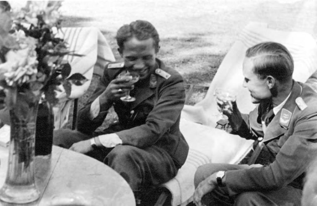 Yliluutnantti Franz von Werra (yläkuvassa vasemmalla) ja