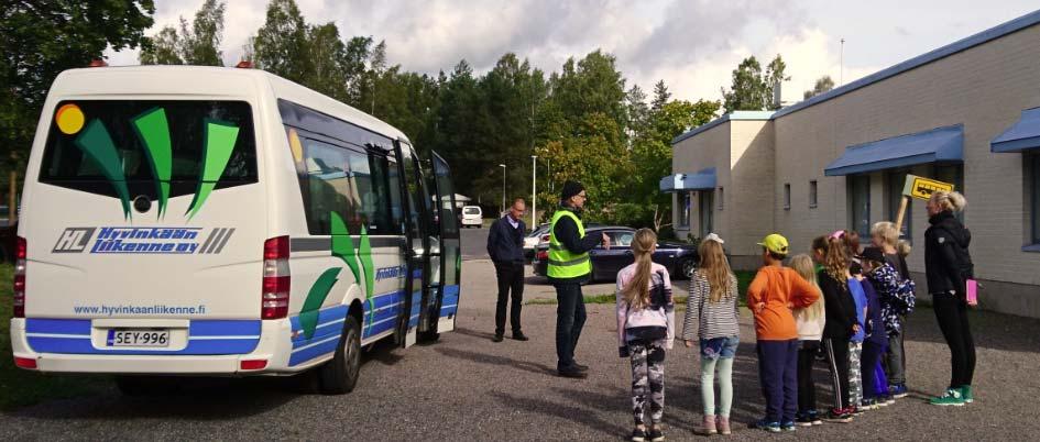 RASTI 3: TURVALLISESTI BUSSILLA KESKUSTELE Matka pysäkille Turvavyön käyttö Turvallisuus pysäkillä Bussissa käyttäytyminen Kyytiin nousu Bussista poistuminen TOIMINTAESIMERKKI Harjoitellaan