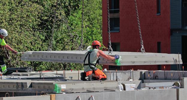 Hansakallion kohteessa pystyimme käyttämään maksimissaan 2,4 metrin leveitä laattoja sisältäen sähkörasiat ja putkitukset ja vesikiertoisen lattialämmityksen.