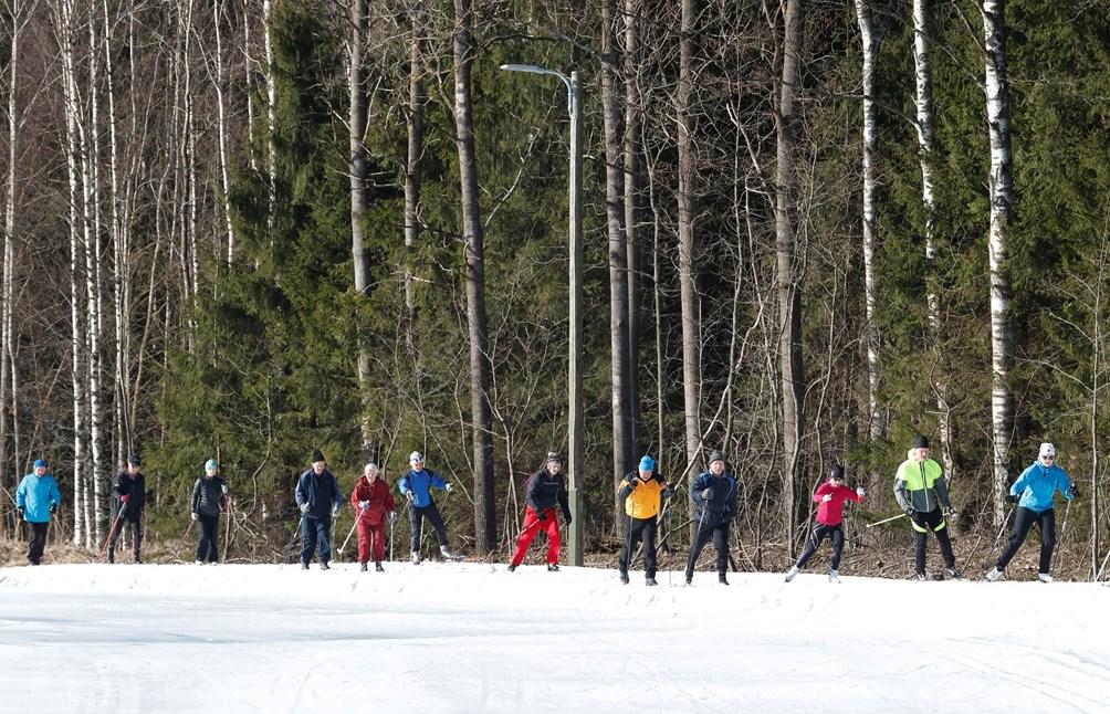 LIIKKUMISEN EDISTÄMISEN MOTIIVEJA KESKEISILLÄ HALLINNONALOILLA STM: Terveyden ja hyvinvoinnin edistäminen? TEM: Kasvun ja työllisyyden edistäminen?