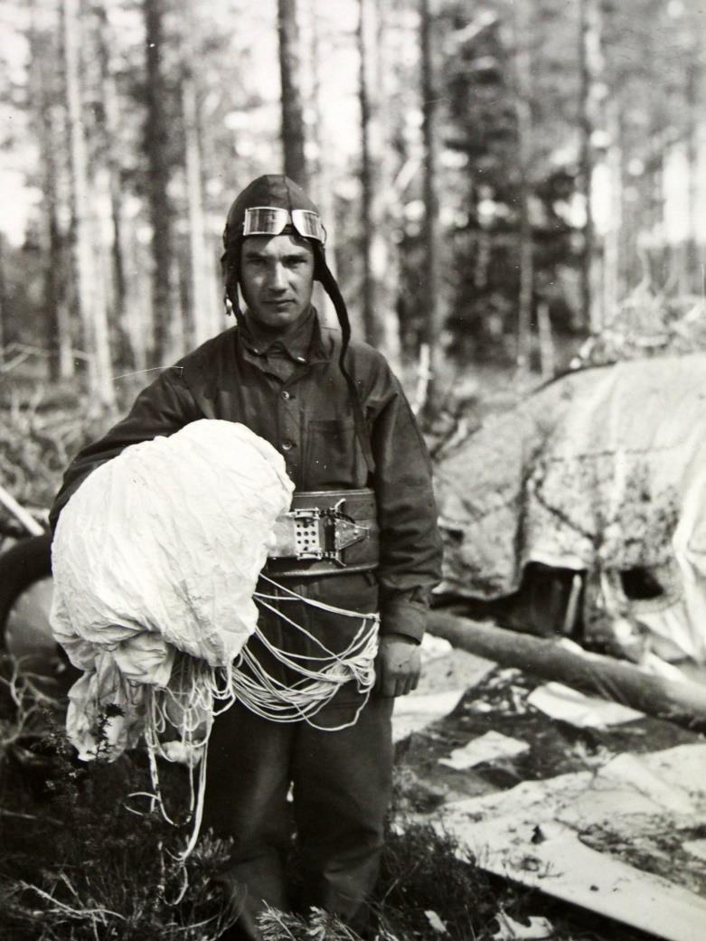 Ohjaajaluutnantti Sven R. Blomqvist pelastautui ensimmäisenä suomalaisena tositilanteessa lentokoneesta 26.6.1931. Kuva: AERO 7/1931 ENSIMMÄINEN SIVIILI JA ENSIMMÄINEN NAINEN HYPPÄSI 8.3.1934 SIRKKA KOPRA Ensimmäisenä naisena piti alkuaan hypätä Helmi Pakkalan jo 25.