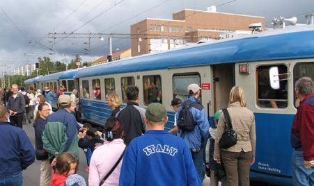 Ensimmäinen juna lähtee Oulusta klo 10. Tarkempi aikataulu ja suunnat on luettavissa yhdistyksen sivuilta osoitteessa www.porha.