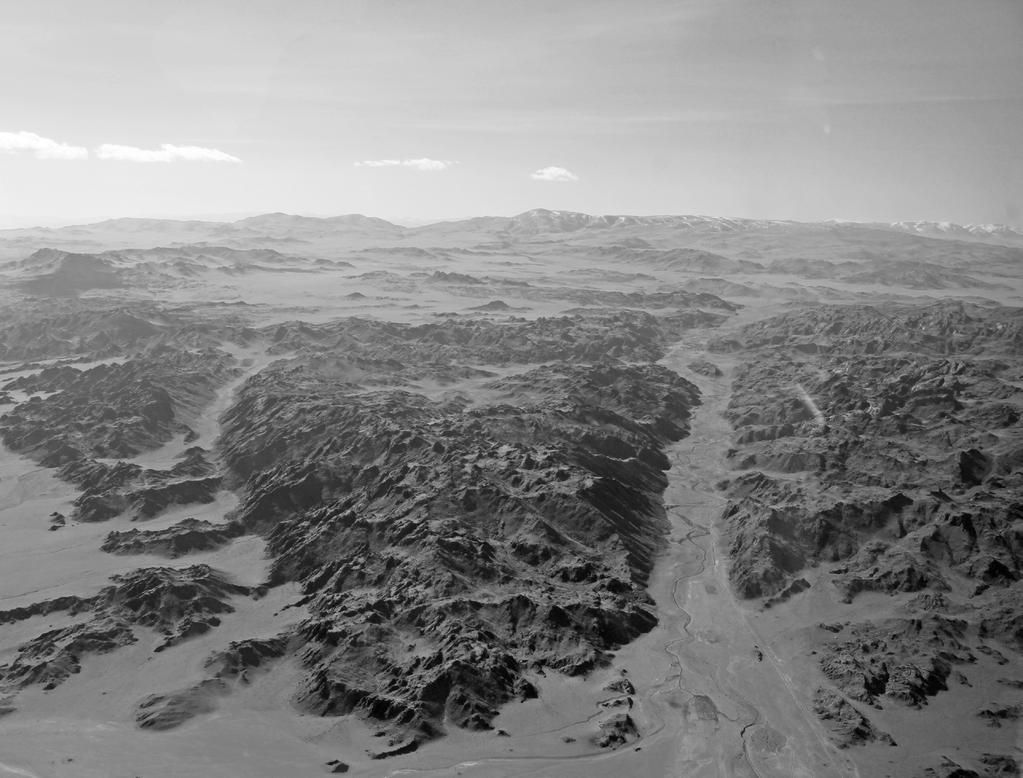 Lentäen apua, iloa ja toivoa Mongolian maisemaa Kansainvälinen, tunnustustenvälinen lähetyslentojärjestö MAF (Mission Aviation Fellowship) syntyi toisen maailmansodan jälkeen, kun joukko sodassa