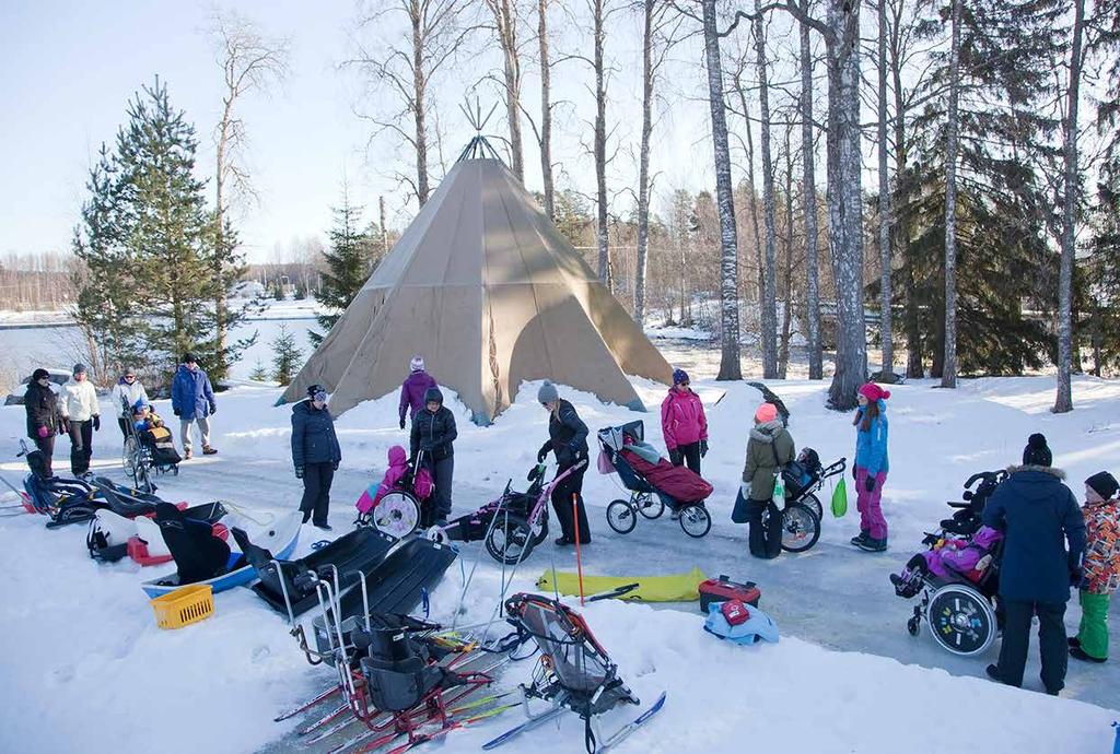 Onnelliset ilmeet retkeläisten ja heidän lähipiirinsä kasvoilla. Lapsen ilmeet, kun hän pääsi osallistumaan. Se riemun tunne minkä asiakkaat saivat, kun pääsivät osallistumaan luisteluun.