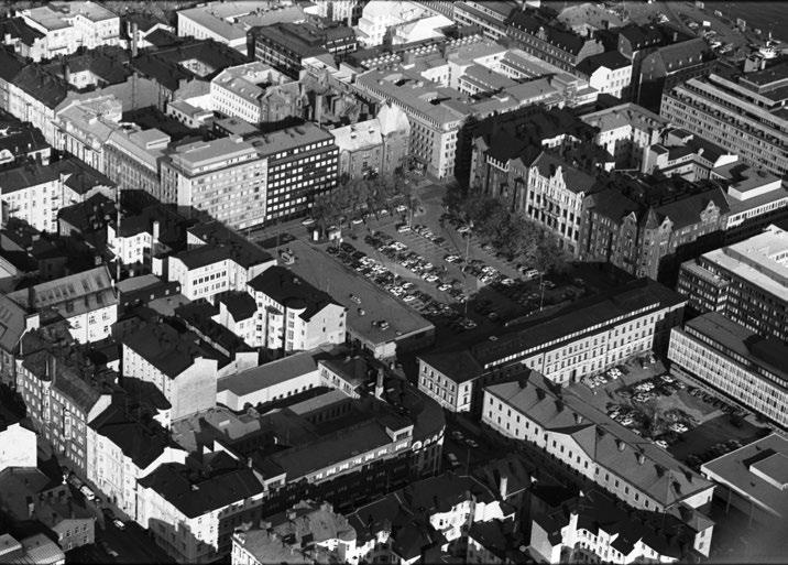 Historia Kasarmikatu 25 on yksi harvoista Helsingin ydinkeskustassa sijaitsevista 1800-luvulla rakennetuista suojelluista arvokiinteistöistä.