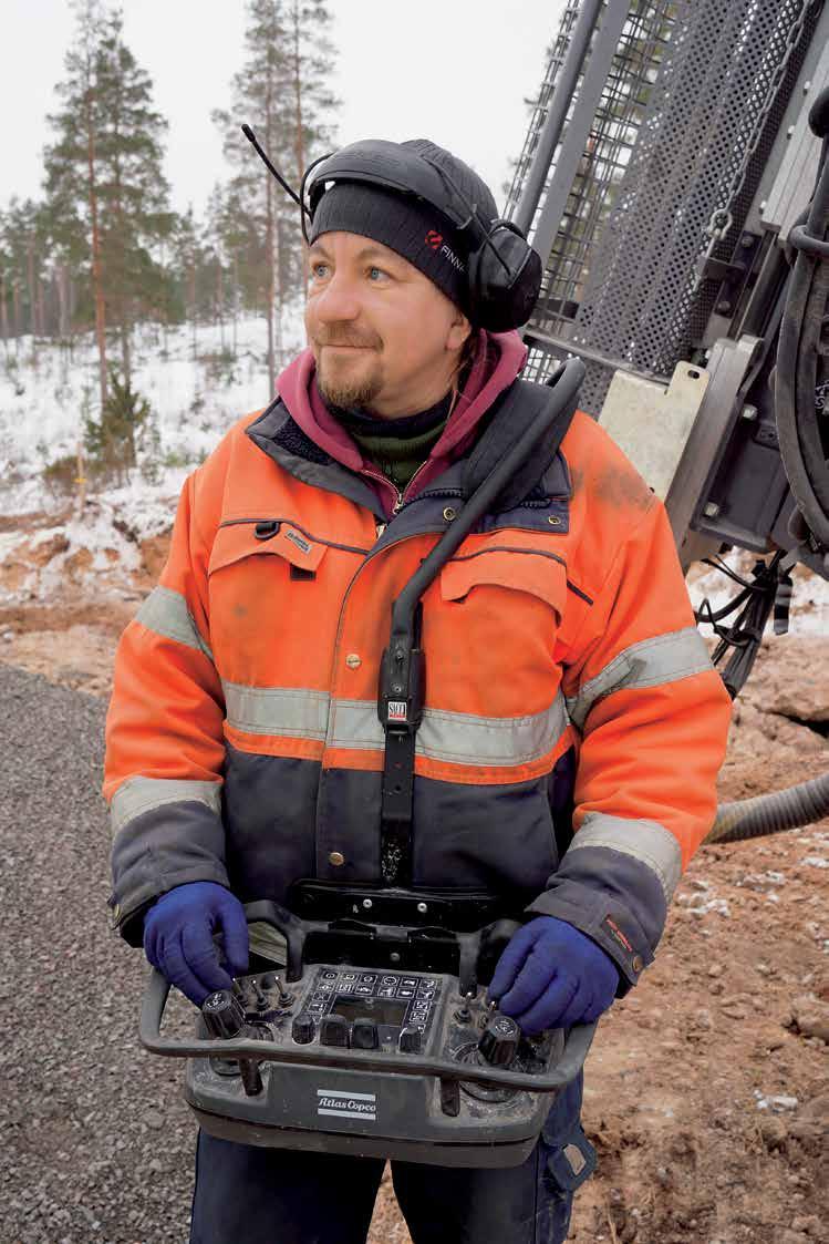 VINJETTI TÄHÄN LYHYESTI SANOTTUNA TYÖN ÄÄRESTÄ EPIROC TESTAAMME Raitista ilmaa räntäsateessakin A. Berglundin porari ja panostaja Topi Grönroos nauttii työskentelystä raittiissa ilmassa.