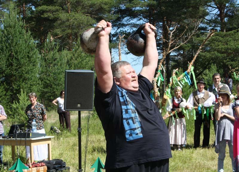 Nyt päiväni paistau kirkašti šilmih, Elämän onni on vierellä šilloin.