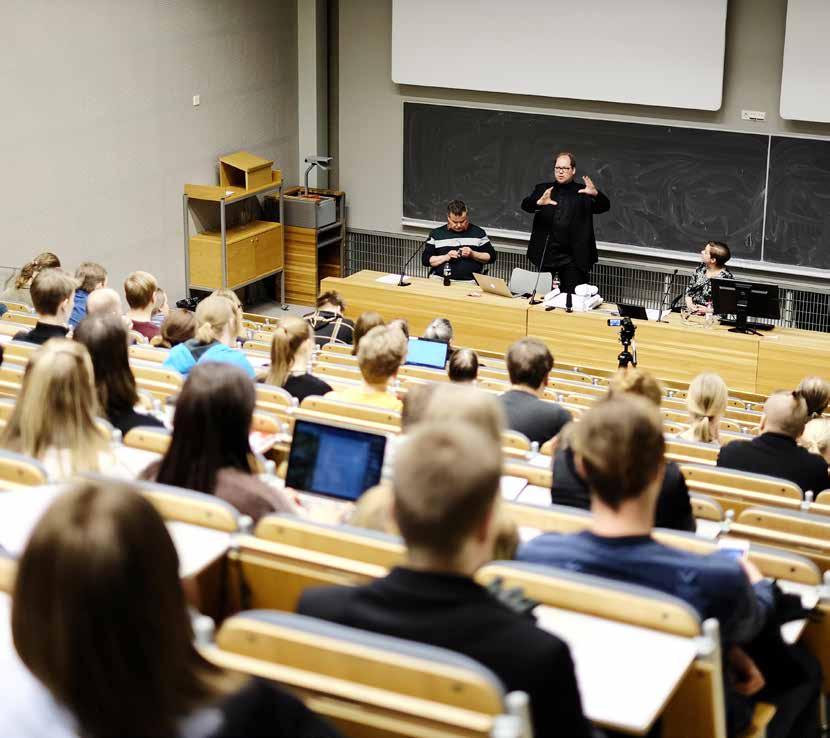yhteinen työ Professori Olli Koistinen ja dosentti Aku Visala keskustelivat Turun yliopistossa keinoälystä dosentti Hanne Appelqvistin moderoimana.