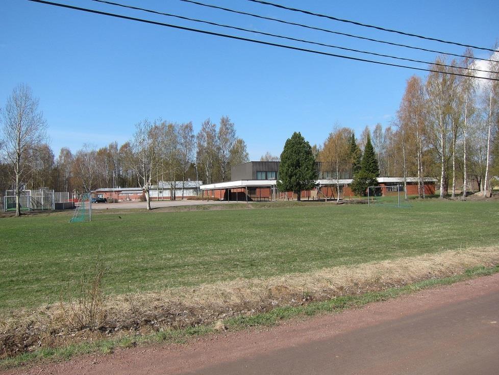 4 3.1.1 Luonnonympäristö Kaava-alue on rakennettua koulun kiinteistöä piha-alueineen ja pallokenttineen.