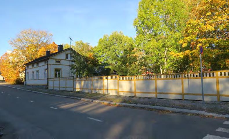 Tontilla 12 ja 13 sijaitsevat nykyisin asuinkäytössä olevat rakennukset varastorakennuksineen.
