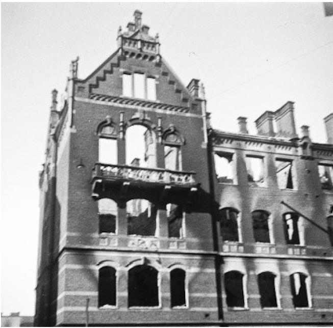 25 Kuva 15. Kruununhaan yläaste vuonna 1944 pommitusten jälkeen. Kuvan ottanut Veikko Hiltunen [5.] 5.