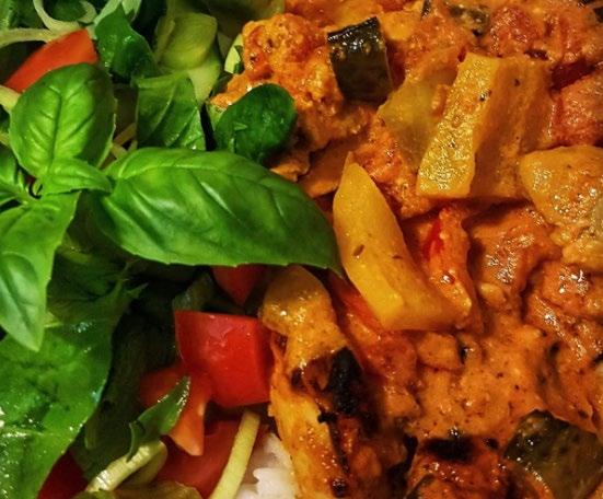 IGORIN KANAA: 2pkt broilerin paistileikkeitä 2prk smetanaa 1 punainen paprika 1 keltainen paprika 2 valkosipulinkynttä 2 prk tomaattimurskaa 2 tl currya 1 tl kurkumaa 2 rkl tomaattipyrettä 4 kpl
