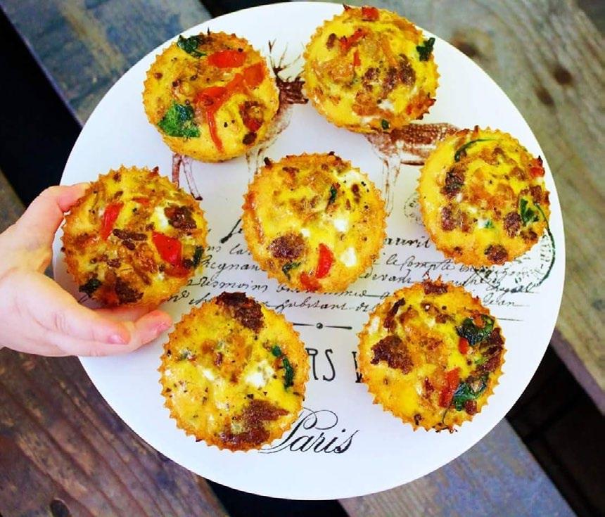 RUOAT JAUHELIHA- MUNAKASMUFFINSSIT 12kpl: 200g luomu naudan jauhelihaa 1 (50g) sipuli 60g suippopaprikaa 30g babypinaattia 1 (74g) porkkana raastettuna 8 kpl (385g) kananmunia 2 valkosipulin kynttä