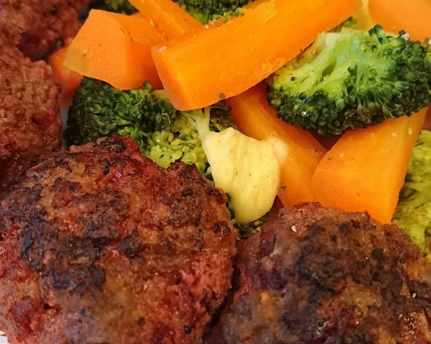 Paista ja mausta jauheliha, lisää sipuli, paprika, pinaattti, jaa täyte 12 silikoniseen vuokaan, reilu rkl/muotti Vatkaa munien rakenne rikki ja lisää munaa n.0.5dl/kpl ja paista 200c n.