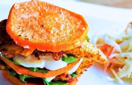 COLESLAW: 300g valkokaalia ohuena suikaleena *keraaminen leveä kuorimaveitsi tosi hyvä tähän, kaali puoliksi ja reunasta