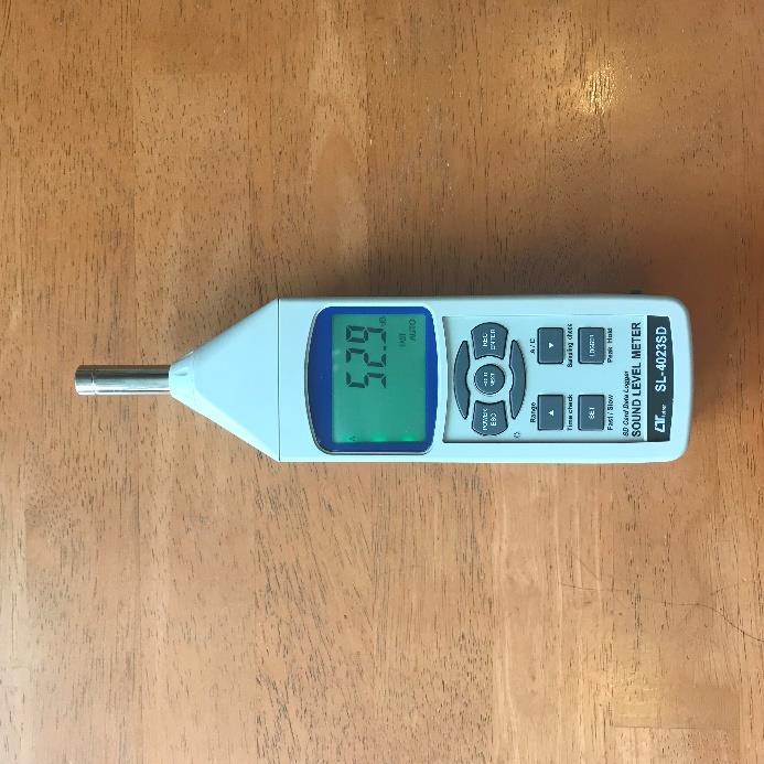 23 Äänenpainetason mittari Äänenpainetason mittaria käytetään paikallaan olevien ajoneuvojen melun mittaamiseen (kuva 20).