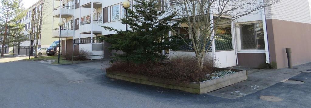 KOTIKOLO Erityisasuntosäätiö vuokraa asuntoja Parolantie 30:ssä. Kiinteistössä on 25 vuokraasuntoa, joista suurin osa on yksiöitä.