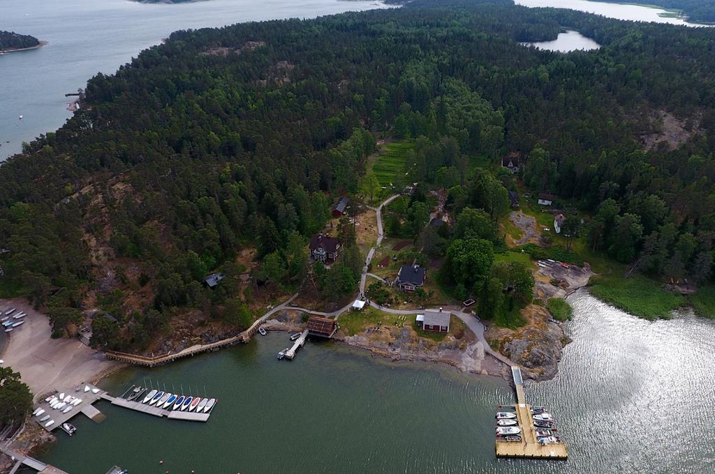 PIHAPIIRIN JA METSÄN RAJA (RAKENNUKSIA JA LAMMASLAIDUN NÄKYVISSÄ) Rakennettu kulttuuriympäristö Pentalan saaressa on sekä asuttu ympärivuotisesti että kesämökkeilty.