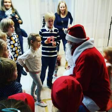 Toimintakeskuksessa on järjestetty viikoittaisia kulttuuritapaamisia lapsiperheille, animaatio-työpajat nuorille, tanssitoiminta, teatterikerho lapsille ja