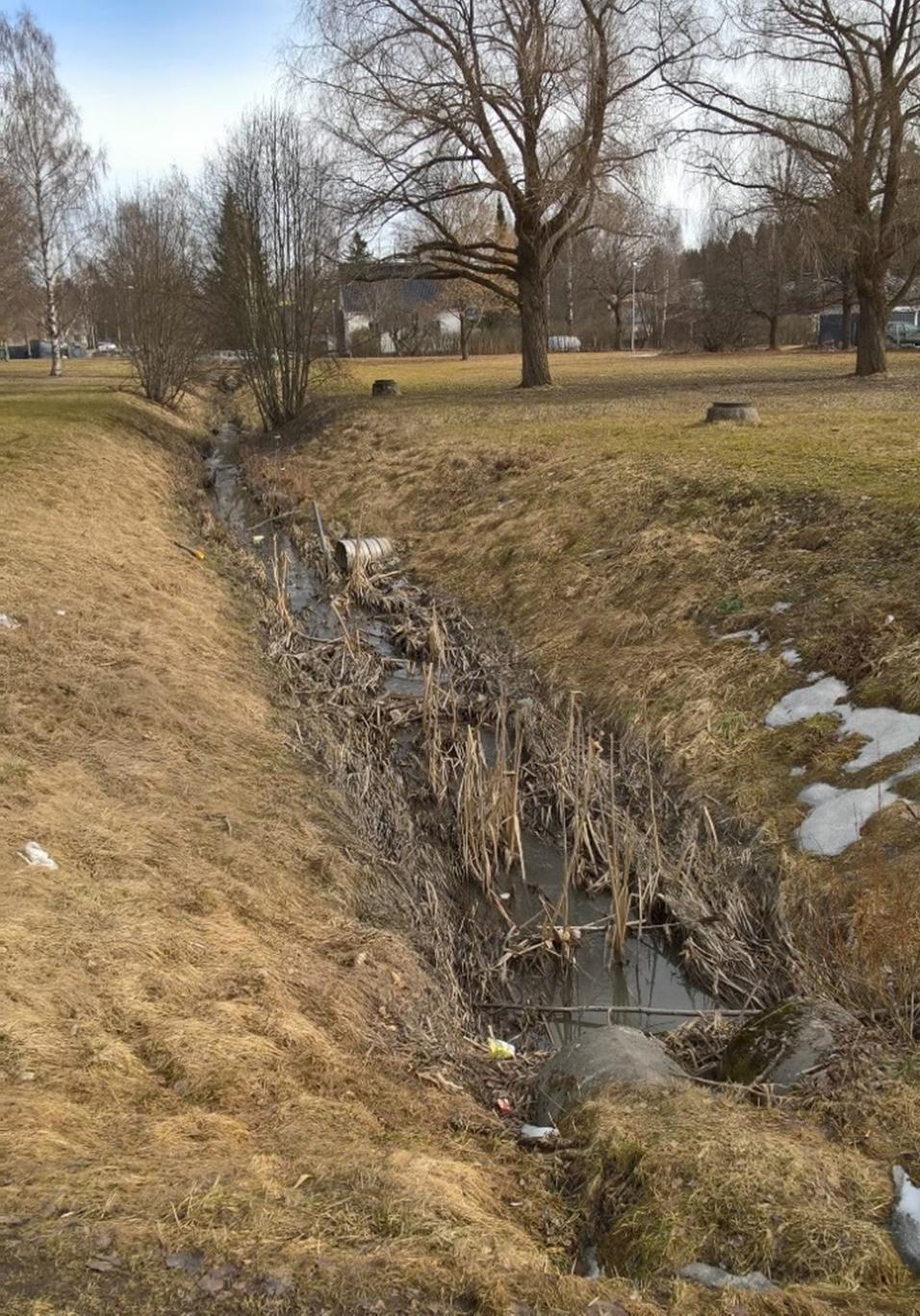 5 2.4 Hulevesiviemäriverkko Pääasiassa kaavoitettavan alueen kuivatus perustuu rakennettuun hulevesiviemäriverkostoon, avo-ojiin sekä katujen sivuojiin ja