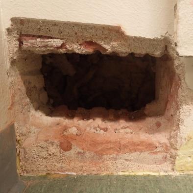 hiiren ulosteita ja seinä-lattialiittymässä rako. Aistinvaraisesti avauksesta ei havaittu vaurioita tai poikkeavia hajuja.
