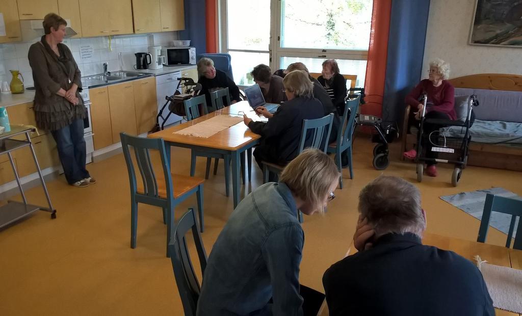 OSALLISEKSI TIETOYHTEISKUNNASTA -hanke Hankkeen tavoitteena oli edistää ikäihmisten valmiuksia käyttää sähköisiä palveluita ja tietoteknologiaa.