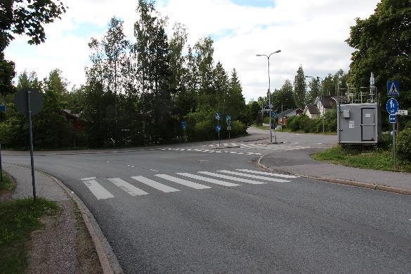 Itä-Hakkilassa seurattiin ilmanlaatua vuoden 2018 ajan. Lähiympäristössä oli runsaasti pientaloasutusta ja alueen kadut olivat vähäliikenteisiä.