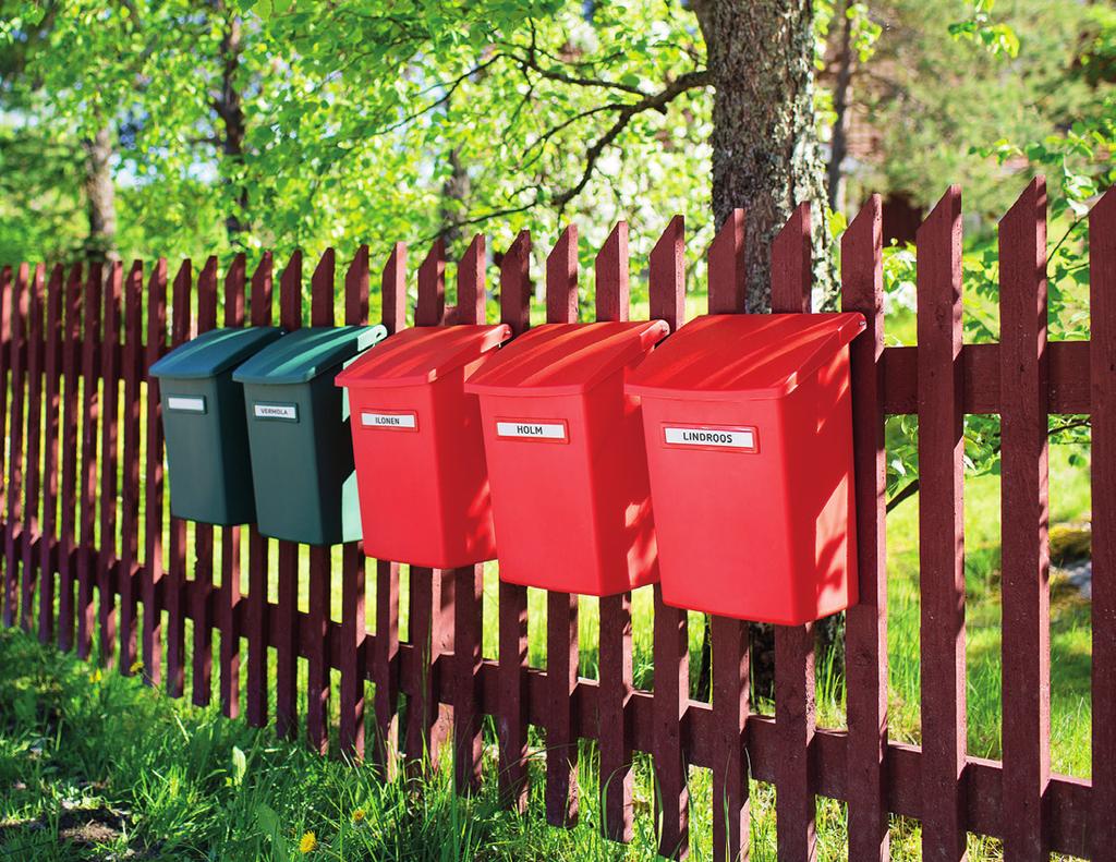 Metallisen postilaatikon lukko on kannen alla suojassa lumelta ja jäältä.