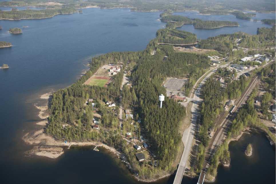Hannu Vallas (Lentokuva Vallas Oy), 15.5.2010. Taajaman kaupallinen ydinkeskus on radan ja valtatien välisen kaistaleen pohjoisosassa.