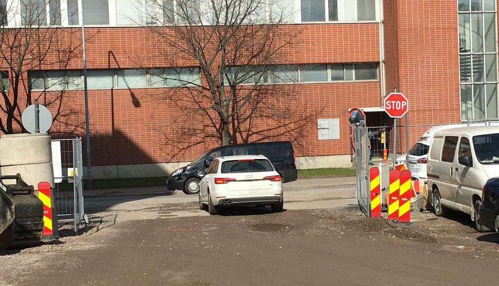 2 Työmaan ulkopuolella liikkuvien turvallisuus Rakennustyömaan ja sen vaikutusalueen liikennejärjestelyt vaativat yleisesti hyvää ennakkosuunnittelua, koska rakennustöiden ajaksi niihin joudutaan
