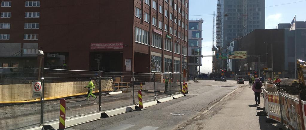 Ajoneuvoliikennettä ja työmaaliikennettä varten tarkoitettujen teiden välittömään läheisyyteen on järjestettävä erilliset kulkutiet työntekijöiden turvallisuuden varmistamiseksi.