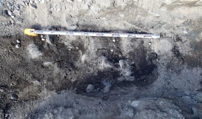 Kaivutyöt olivat jo alkaneet, kun arkeologit saapuivat sovitusti paikalle aamulla 22.8.2018. Valvomatta valvottavaksi tarkoitettua kaapelilinjan osuutta oli kaivettu noin 30 metriä.