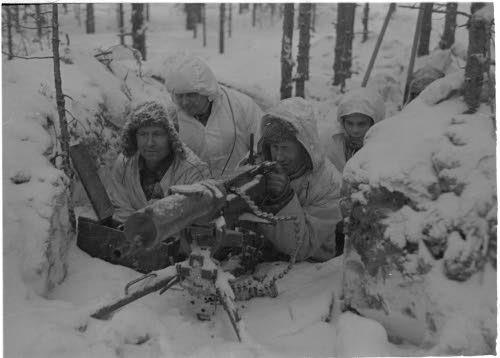 Suomalaiset taistelivat urheasti ylivoimaa vastaan, ja Neuvostoliitto sai maksaa voitostaan kalliin hinnan: 105 päivän sodassa kuoli jopa 250 000 venäläistä sotilasta.