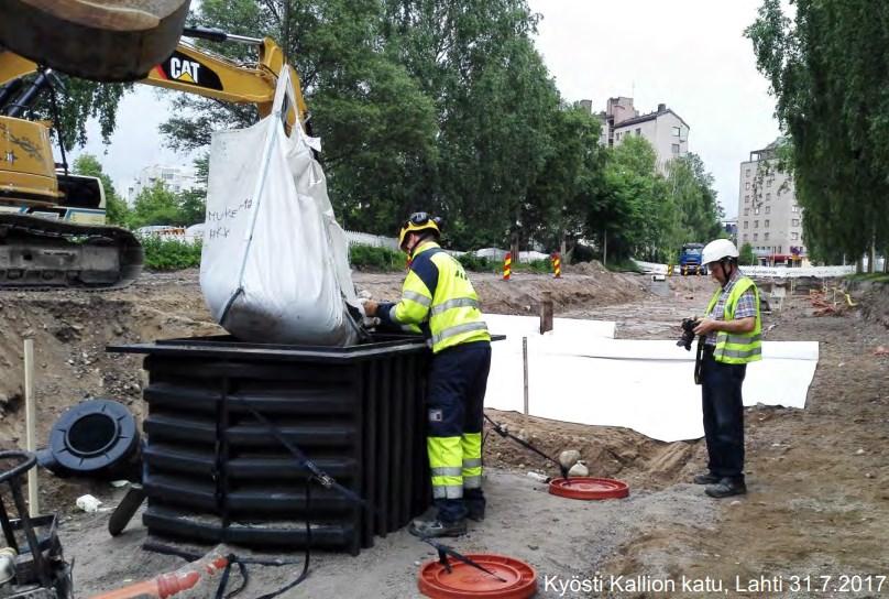 (Päivinen 2017b). Kuva 41. Rain Gardenin täyttö käynnissä.