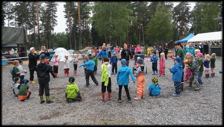 PERHELIIKUNTALEIRIT 1 JA 2 Perheliikunta 1 alkaa maanantaina 1.7. klo 12.00 ja päättyy keskiviikkona 3.7. klo 12.00. Majoittautumiseen on varattu aikaa ma klo 11 12, jolloin pystytetään teltta ja järjestellään omat varusteet.