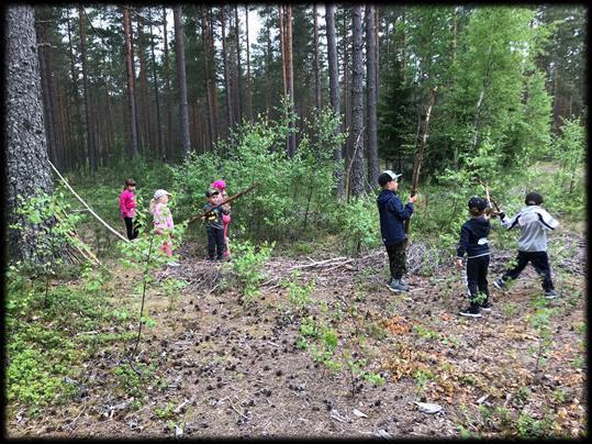 Perheliikuntaleirien ohjelmassa on eri liikuntalajien kokeilua, leikkejä ja paljon yhteistä tekemistä.