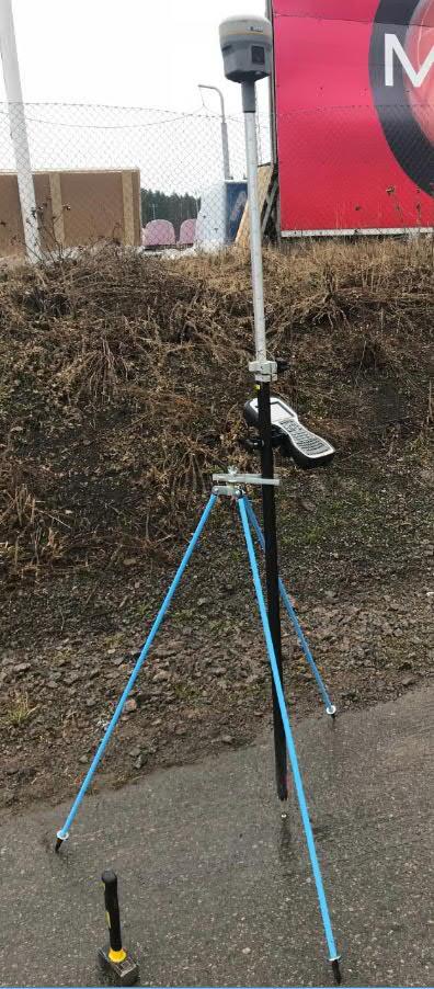 43 Kuva 42. Apupisteen mittaus GPS-laitteilla. (Kola 2018) Runkopisteiden eli työmaan kiintopisteiden tarkka sijainti mitattiin myös takymetria apuna käyttäen.