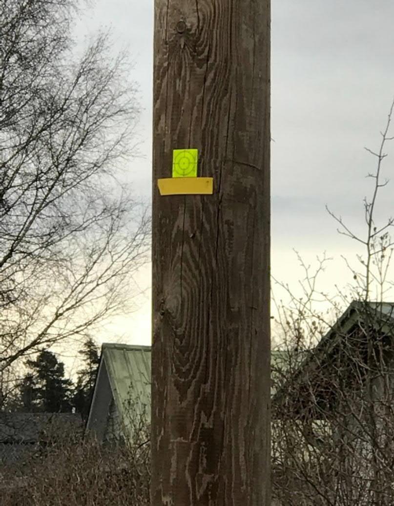 Korkeuskiintopisteet merkataan työmaalla yleensä puihin tai muihin vastaaviin kiinteisiin, liikkumattomiin kohteisiin, joista ne on helppo tähystää (Kuva 44).