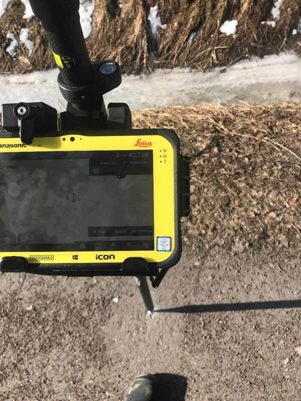 51 Kuva 49. GPS-mittalaitteella mittaamien merkintänaulasta.