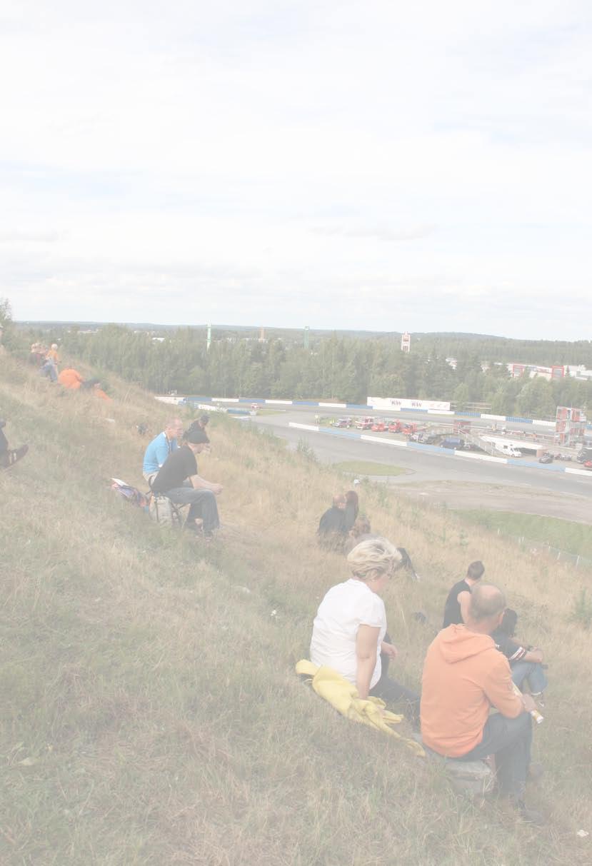 Onneksi tällä kertaa säilyi tuulilasi ehjänä ja lasikuituinen konepeitto sen verran kunnossa, että lisäämällä takareunaan tapit ja sokat oli mahdollista käyttää vielä samaa osaa.
