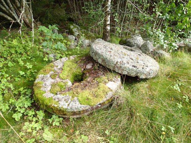 Sepänmaa 2017 inventointi Pyhärannan kirkosta n. 480 m itään. Tuulimyllyn kiviperustusten jäännös, koko 5 x 5 m, korkeus runsas metri.