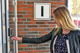 Varpu Niskanen pääsi asumaan Puistolaan yksiöön. Sähkön hinta ja ne kuuluisat siirtomaksut lisäävät kustannuksia. Sähkölasku on Suomen kalleimpia, vaikka kuinka yrittäisi tinkiä sähkönkäytöstä.